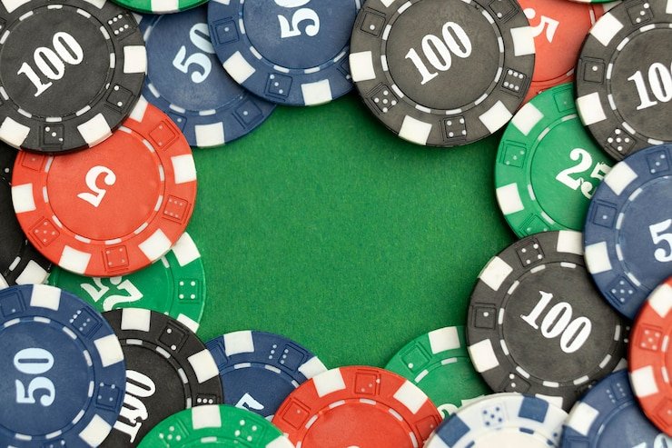 Dealer profesional membagikan kartu di meja Texas Hold'em Bonus lubuk togel